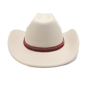 Vue détaillée d'un chapeau de cowboy en feutre crème avec ruban tissé rouge et or