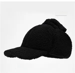 Détail de la casquette de baseball d'hiver noire en polaire avec protège-oreilles et cou