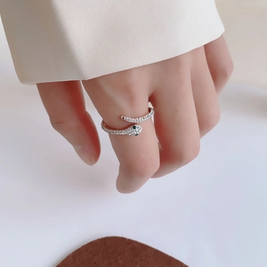 Bague serpent argentée avec yeux verts et pavé de zircons portée par un mannequin