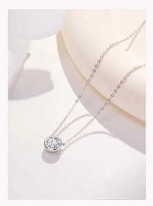 Dettaglio di una collana in argento 925 con ciondolo a gemma tonda trasparente incastonata