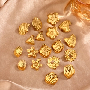 Vintage Geometrische Edelstahl Ohrringe 18K Vergoldet Blume Dreieck Hammerschlag Plissierte Textur Stecker Für Damen
