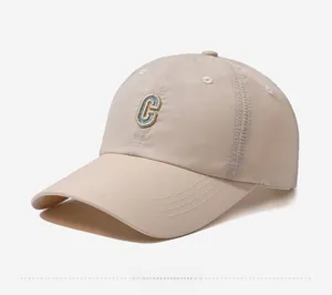 Detailansicht der beigefarbenen schnelltrocknenden Baseballkappe mit C-Buchstabenbestickung