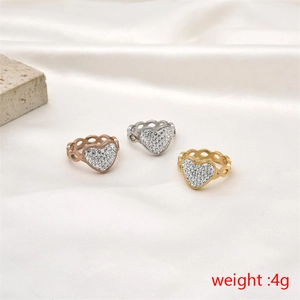Trois bagues cœur en or, argent et or rose avec strass sur fond de soie douce