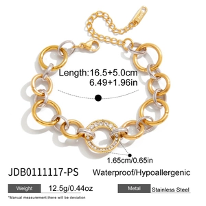 Détail macro du bracelet en acier bicolore avec pavage de zircons brillants et fermoir