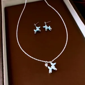 Parure en argent avec chiens de ballon en émail bleu clair et collier cœur assorti