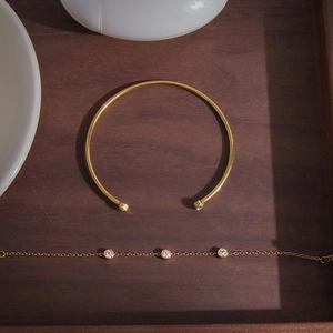 Klassieke 18K vergulde roestvrijstalen armbandset met ronde zirkonia-steentjes