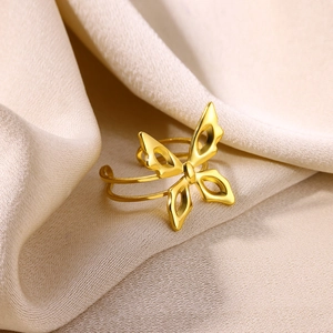 Vue macro de la bague papillon plaquée or avec design évidé sur tissu en satin