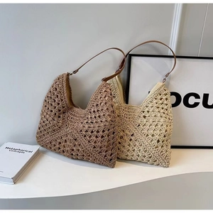 Vista dettagliata delle borse a spalla in paglia intrecciata kaki e panna con motivo crochet