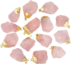 Detail van twaalf onregelmatige ruwe rozenkwarts hangers met gouden metalen kapjes