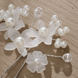 Épingle à cheveux élégante en U avec fleurs mates blanches, perles et cristaux pour mariée