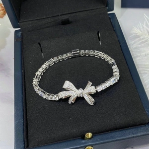 Bracelet nœud élégant en argent avec zircons dans un écrin de velours bleu marine