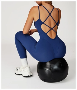 Détail d'un body de yoga bleu marine avec dos croisé pour le maintien et le style