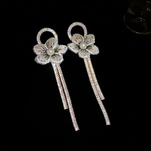 Boucles d'oreilles fleur en maille avec perle et longs pompons en argent et cristaux