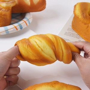 Squeezing realistic PU slow rebound croissant bread model for stress relief and decoration
