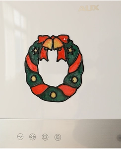 Gros plan d'un autocollant de couronne de Noël pour fenêtre avec des nœuds rouges