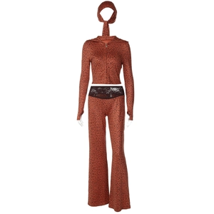 Vue détaillée du sweat à capuche léopard et pantalon évasé avec empiècement dentelle