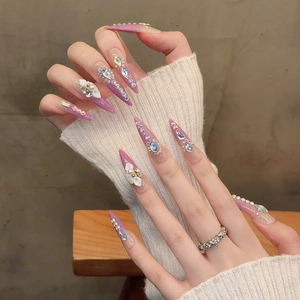 Extra lange Stiletto-Nägel zum Aufkleben mit 3D-Blumen und luxuriösen Strasssteinen