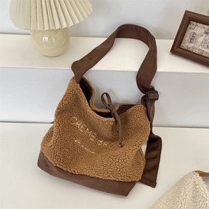 Détail du sac cabas en peluche avec patchwork caramel et lettrage français brodé