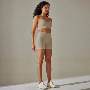 Details des nahtlosen Rippmusters an Sport-BH und High-Waist-Shorts in Beige-Braun