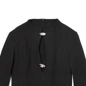 Robe noire chic avec découpes, boucle en strass argentés et fermeture éclair au dos