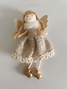 Détail d'un pendentif ange avec ailes dorées pailletées et robe beige à paillettes