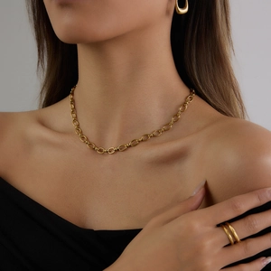 Détail du collier à maillons ovales en acier inoxydable plaqué or 18 carats sur modèle