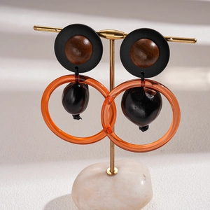 Boucles d'oreilles créoles géométriques en résine et perles de bois vintage