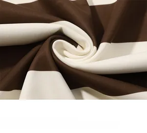 Vue macro détaillée de la texture et du matériau du tissu en maille rayé marron et blanc
