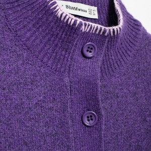 Cardigan viola da donna con cuciture rosa a contrasto e collo alto morbido