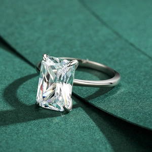 Bague en argent sterling S925 avec un zircon rectangulaire brillant à la coupe éclatante