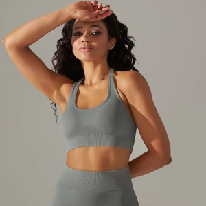 Détail de l'ensemble de sport gris sans couture montrant la texture du tissu en maille