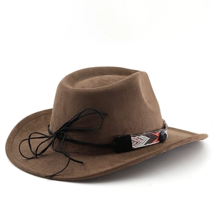 Detail eines Western-Cowboyhuts mit ethnischem Flechtband und Türkis-Akzenten