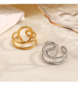 Minimalistischer 18K gold und silberner Drahtring auf strukturiertem Stoffhintergrund