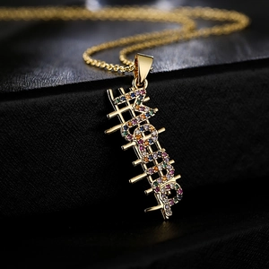 Collana in rame placcato oro con pendente Hustle geometrico e zirconi multicolore