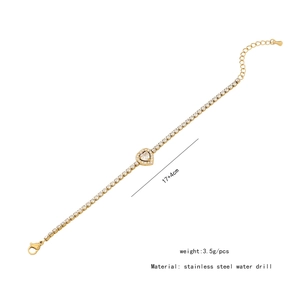 Détail du bracelet cœur doré avec zircons, montrant la mesure de longueur 17+4cm