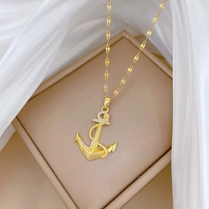 Vue détaillée du pendentif ancre plaqué or avec micro-pavé de zircons en coffret