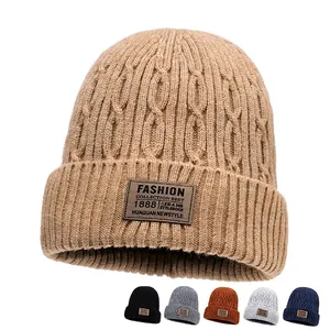 Dikke kabelgebreide muts voor de winter met fleecevoering en PU-leren label in zes kleuren