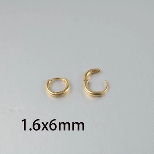 Vue détaillée de créoles dorées en acier inoxydable 1,6x6mm montrant le fermoir articulé