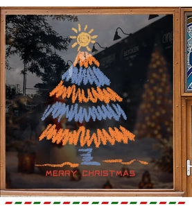 Détail macro d'un sticker de fenêtre sapin de Noël dessiné à la main avec texte joyeux