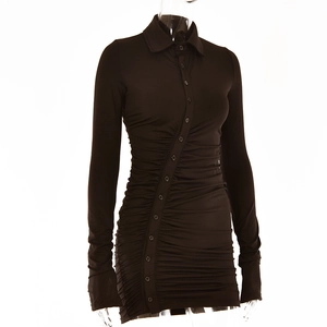 Détail d'une robe chemise noire à manches longues avec fronces et boutons diagonaux