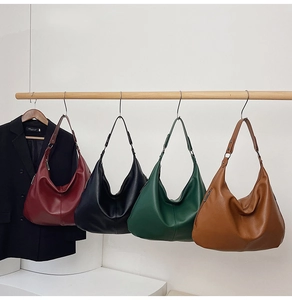 Nahaufnahme minimalistischer Hobo-Taschen in vier Farben mit Fokus auf Lederstruktur