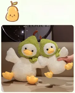 Gros plan détaillé de canards en peluche en costume de poire montrant la texture du tissu