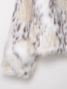 Primer plano de chaqueta de piel sintética blanca y marrón con suave textura de leopardo