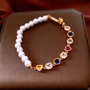 Détails macro d'un bracelet en perles plaqué or 18 carats avec pendentifs vintage