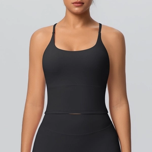 Gros plan d'un soutien-gorge de sport noir à dos croisé en nylon mat et élastique