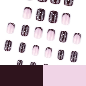 Unghie finte corte e quadrate bordeaux e rosa con eleganti motivi a pois bianchi