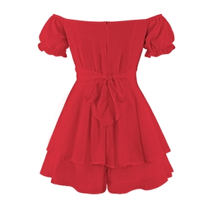Detailansicht der Rückseite des roten Off-Shoulder-Rompers mit großer Zierschleife