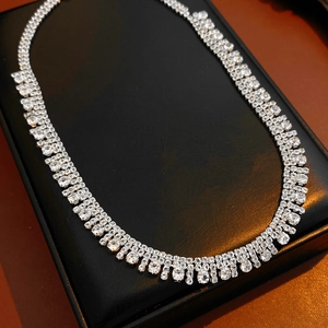 Dettaglio macro della collana a frange multistrato in zircone su scatola di pelle