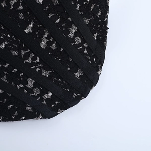 Gros plan sur la dentelle noire et le ruban d'un haut corset sexy pour femmes