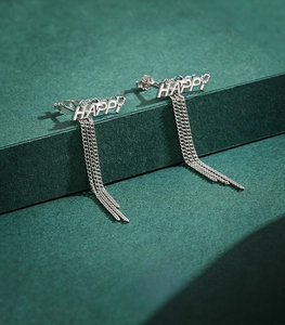 Détail macro de boucles d'oreilles HAPPY en argent S925 avec longues chaînes souples